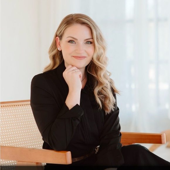 ❥ Meet your Posh Stylist - Picture 2 of 9